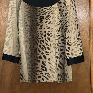 Women nice top size medium with 3 quarter length sleeves